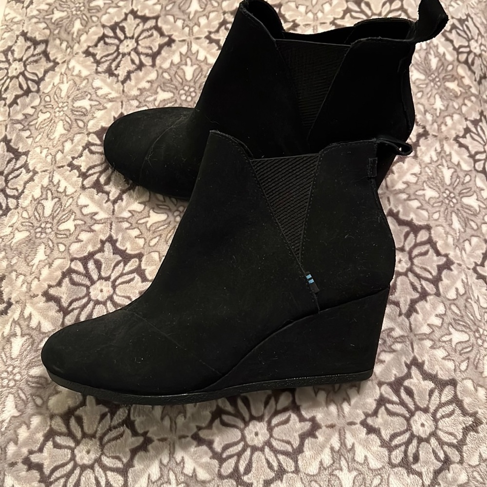 Never worn Toms wedge. Size 8.5.